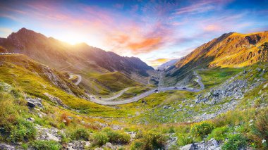Romanya dağlarındaki Transfagarash karayolu ve vadisi manzarası. Avrupa 'nın en güzel yolu. Konum: Karpat dağları, Fagaras sırtı, Romanya ve Avrupa.