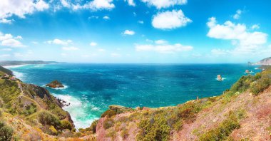 Scoglio il Morto ve turkuaz deniz ile Nebida ve Fontanamare kıyı şeridi şaşırtıcı bahar manzarası. Konum: Nebida, Iglesias, Sardunya, İtalya Avrupa