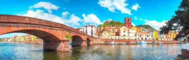 Temo nehri boyunca Ponte Vecchio köprüsü olan Bosa şehrinin şaşırtıcı manzarası. Nehir kenarında tipik renkli İtalyan evleri var. Konum: Bosa kasabası, Oristano ili, İtalya, Avrupa