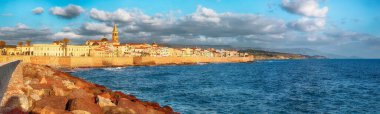 Alghero şehrinin tarihi kısmının muhteşem akşam manzarası. Fantastik Akdeniz manzarası. Konum: Alghero, Sassari ili, İtalya, Avrupa