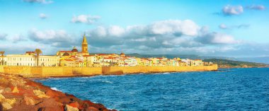 Alghero şehrinin tarihi kısmının muhteşem akşam manzarası. Fantastik Akdeniz manzarası. Konum: Alghero, Sassari ili, İtalya, Avrupa