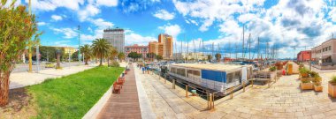 Cagliari 'de marina, yat ve tekneler olan muhteşem bir bahar şehri. Konum: Cagliari, Sardinya, İtalya, Avrupa