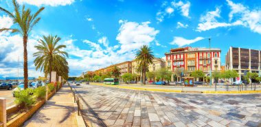 Cagliari 'nin eski merkezinin yol ve tipik mimarisine sahip bir cadde. Konum: Cagliari, Sardinya, İtalya, Avrupa