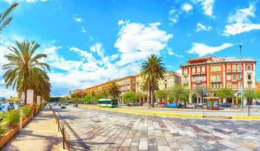 Cagliari 'nin eski merkezinin yol ve tipik mimarisine sahip bir cadde. Konum: Cagliari, Sardinya, İtalya, Avrupa
