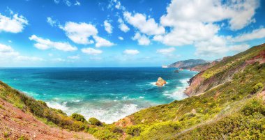 Arka planda Nebida ve Masua sahillerinin ve Pan Di Zucchero 'nun muhteşem bahar manzarası. Konum: Nebida, Iglesias, Sardunya, İtalya Avrupa