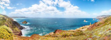 Scoglio il Morto ve turkuaz deniz ile Nebida ve Fontanamare kıyı şeridi şaşırtıcı bahar manzarası. Konum: Nebida, Iglesias, Sardunya, İtalya Avrupa