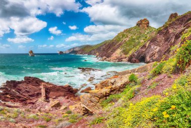 Laveria Lamarmora (Miniera di Nebida) ve Nebida sahillerinin antik bahar manzarası. Göz kamaştırıcı Akdeniz manzarası. Konum: Nebida, Sardunya, İtalya Avrupa