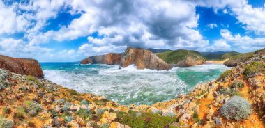 Vadi Cala Domestica 'nın muhteşem kumsal manzarası ve deniz fırtınası. Konum: Buggerru, Güney Sardunya, İtalya Avrupa