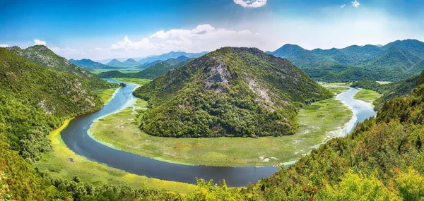 Fantastyczny Widok Rzekę Crnojevic Zginać Wokół Zielonych Szczytów Górskich Słoneczny — Zdjęcie stockowe