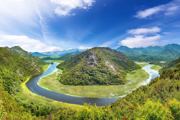 Vista Fantástica Rio Crnojevic Dobre Torno Picos Montanha Verdes Dia — Fotografia de Stock