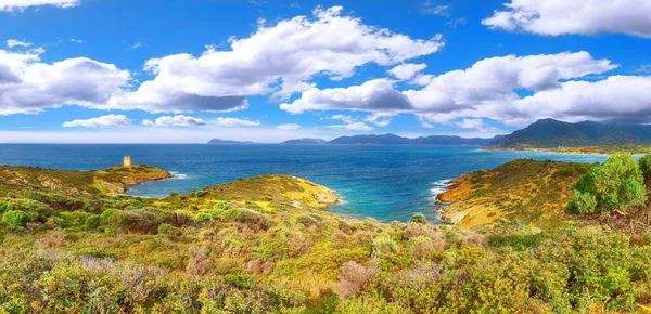 环海环海全景 绿松石海和著名的海滨塔 美丽的地中海海景 Teulada Sardinia Italy Europe — 图库照片