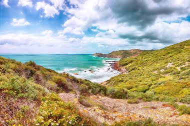 Batı kıyısındaki Arjantin Kulesi 'nin Bosa yakınlarındaki Costa Tentizzos boyunca harika bir manzarası var. Konum: Bosa, Oristano ili, İtalya, Avrupa