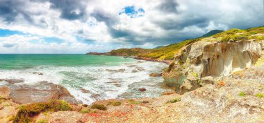 Akdeniz kıyısında harika bir manzara ve Bosa yakınlarında Sa Rocca Lada. Konum: Bosa, Oristano ili, İtalya, Avrupa