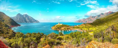 Scandola 'nın doğal rezervindeki Girolata körfezi. Arabayla ulaşılamaz, sadece yürüyerek ya da teknelerle. Konum: Girolata Körfezi, Corse du Sud, Korsika, Fransa, Avrupa