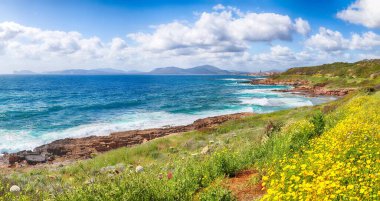 Sabahları Alghero şehrinin muhteşem ilkbahar manzarası. Fantastik Akdeniz manzarası. Konum: Alghero, Sassari ili, İtalya, Avrupa