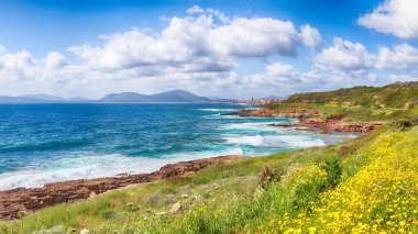 Sabahları Alghero şehrinin muhteşem ilkbahar manzarası. Fantastik Akdeniz manzarası. Konum: Alghero, Sassari ili, İtalya, Avrupa