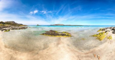 Torre della Pelosa ile ünlü La Pelosa plajının göz kamaştırıcı sabah manzarası. Konum: Stintino, Sassari ili, İtalya, Avrupa