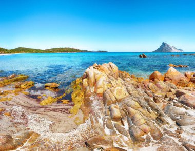 Sahil kenarındaki Porto Taverna 'nın kayalıklarıyla muhteşem masmavi bir su.
