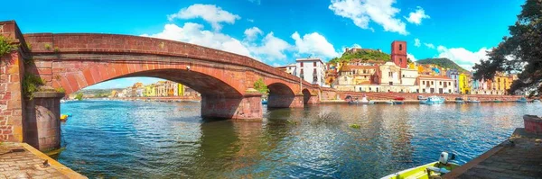 波萨镇的城市景观令人惊叹 桥横跨泰莫河 河堤上有典型的五彩斑斓的意大利房屋 Bosa Town Province Oristano Italy Europe — 图库照片