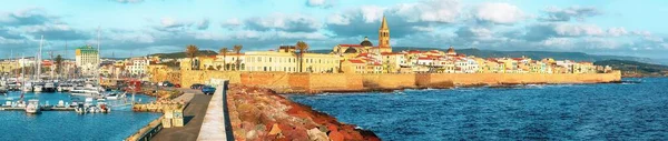 Panorámás Esti Városkép Alghero Kikötő Történelmi Része Város Mediterrán Tengerpart — Stock Fotó
