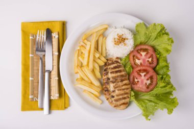 Patates kızartması, pilav ve salata ile tavuk göğsü fileto