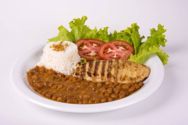 Tavuk göğsü fileto kahverengi Pinto fasulye, pilav ve salata ile