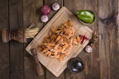 Ahşap arka plan ile kurutulmuş Prawnsn