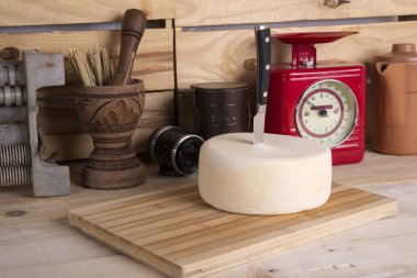 Canastra peynir içinde sıkışmış bir bıçak ile