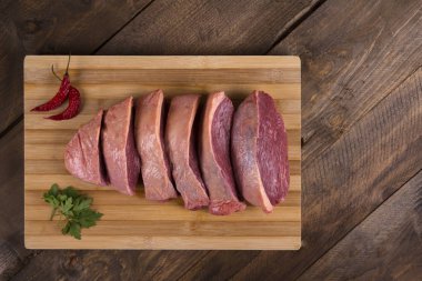 Dilimlenmiş ham Picanha