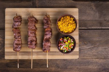 Farofa ve salata sosu sığır eti kebabı