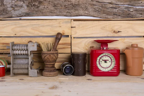 Vintage keukengerei met houten achtergrond — Stockfoto