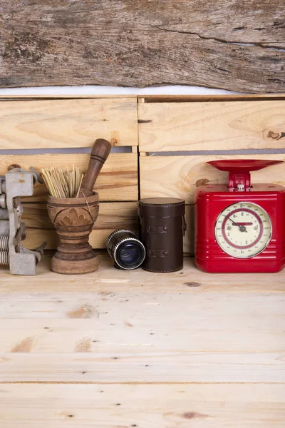 Vintage keukengerei met houten achtergrond — Stockfoto