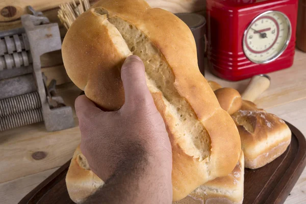Férfi kézi üzem kenyér — Stock Fotó