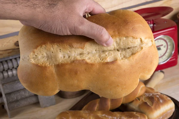 Mão de homem segurando pão — Fotografia de Stock