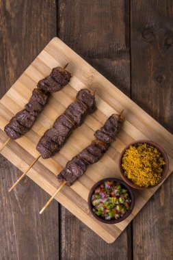 Farofa ve salata sosu sığır eti kebabı