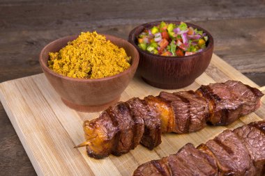 Farofa ve salata sosu sığır eti kebabı