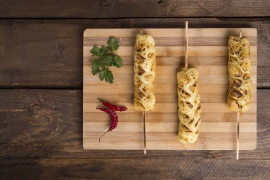 Ahşap düzenlenmiş mozzarella kebap