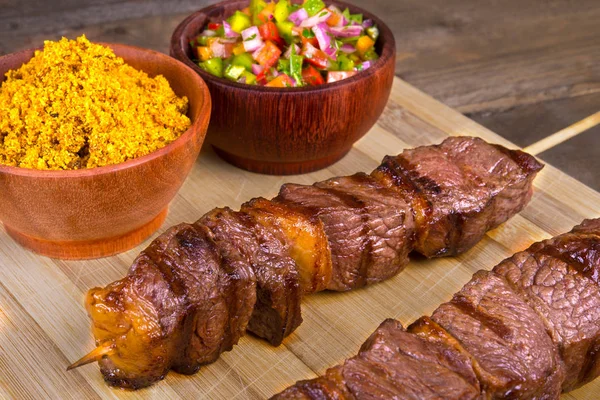 Rindfleischspieß mit Farofa und Vinaigrette — Stockfoto