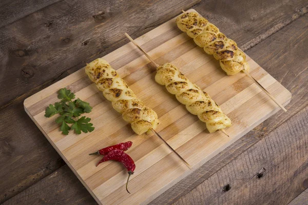 Mozzarella-Spieße über Holz arrangiert — Stockfoto