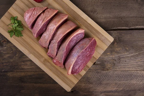 Picanha grezzo affettato sul tavolo di legno — Foto Stock