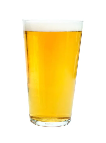 Пинтовый стакан крепкого, золотого пива, изолированный на белом фоне — стоковое фото