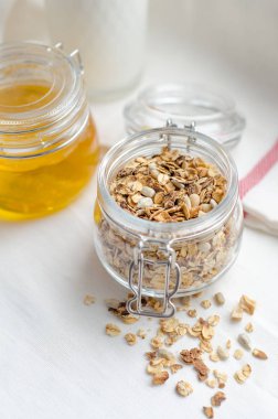 Ana sayfa görünümü kahvaltı meyve ve fındık ile ev yapımı granola tahıl canım ile beyaz zemin üzerine drizzlier. Sağlıklı gıda, beslenme, temiz beslenme, Detoks, vejetaryen kavramı.