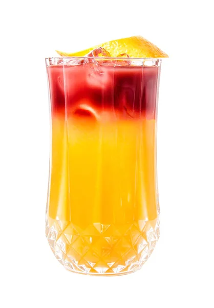Alkol kokteyl içki ile beyaz arka plan üzerinde izole portakal. Narenciye ile kırmızı içecek.