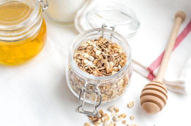 Ana sayfa görünümü kahvaltı meyve ve fındık ile ev yapımı granola tahıl canım ile beyaz zemin üzerine drizzlier. Sağlıklı gıda, beslenme, temiz beslenme, Detoks, vejetaryen kavramı.