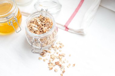 Ana sayfa görünümü kahvaltı meyve ve fındık ile ev yapımı granola tahıl canım ile beyaz zemin üzerine drizzlier. Sağlıklı gıda, beslenme, temiz beslenme, Detoks, vejetaryen kavramı.