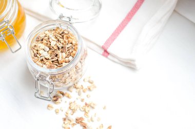 Ana sayfa görünümü kahvaltı meyve ve fındık ile ev yapımı granola tahıl canım ile beyaz zemin üzerine drizzlier. Sağlıklı gıda, beslenme, temiz beslenme, Detoks, vejetaryen kavramı.