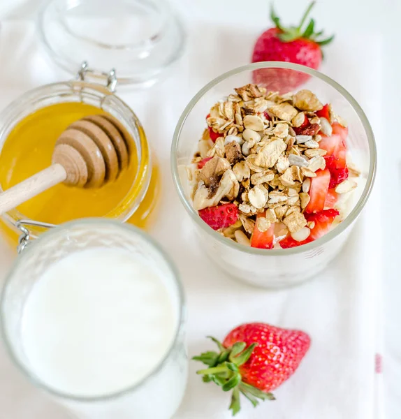 Sağlıklı kahvaltı ev yapımı granola tahıl ile çilek, fındık ve meyve, bal drizzlier arka plan ile. Sabah gıda, beslenme, temiz beslenme, Detoks, vejetaryen kavramı.