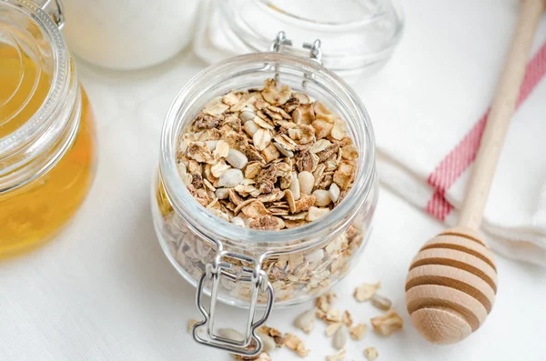 Ana sayfa görünümü kahvaltı meyve ve fındık ile ev yapımı granola tahıl canım ile beyaz zemin üzerine drizzlier. Sağlıklı gıda, beslenme, temiz beslenme, Detoks, vejetaryen kavramı.