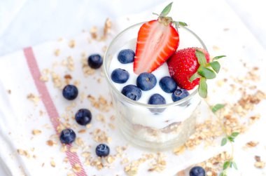 Çilek, fındık ve meyve ile ev yapımı granola tahıl görünümü sağlıklı kahvaltı top, drizzlier arka plan ile tatlım. Sabah gıda, beslenme, temiz beslenme, Detoks, vejetaryen kavramı.