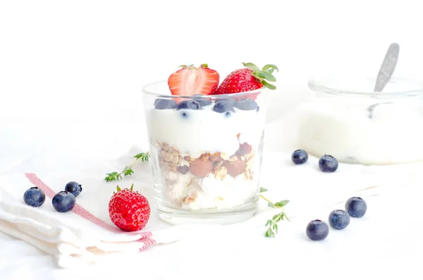 Sağlıklı kahvaltı ev yapımı granola tahıl ile çilek, fındık ve meyve, bal drizzlier arka plan ile. Sabah gıda, beslenme, temiz beslenme, Detoks, vejetaryen kavramı.